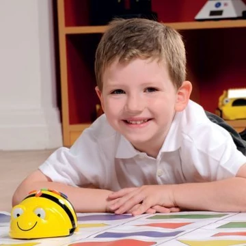 Bee-Bot csomag: 1 db Bee-Bot és 2 db gyakorlópálya